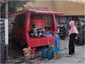 menampung air