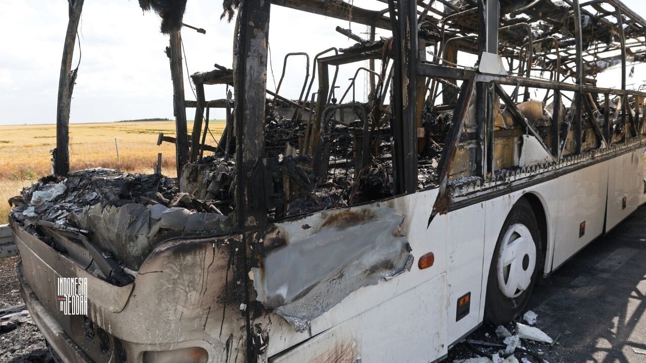 bus terbakar