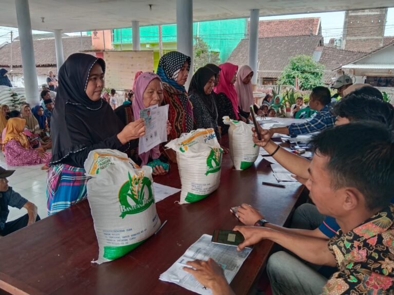 Warga menerima bansos beras Pemerintah (Foto : PPID Jember)