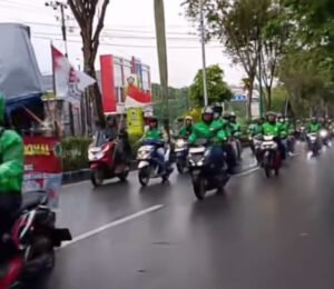Aksi demo yang dilakukan driver dan ojek online (ojol) di Balikpapan. Mereka konvoi hingga di depan Kantor Wali Kota (Foto : akun Tiktok yuzzahrazein)