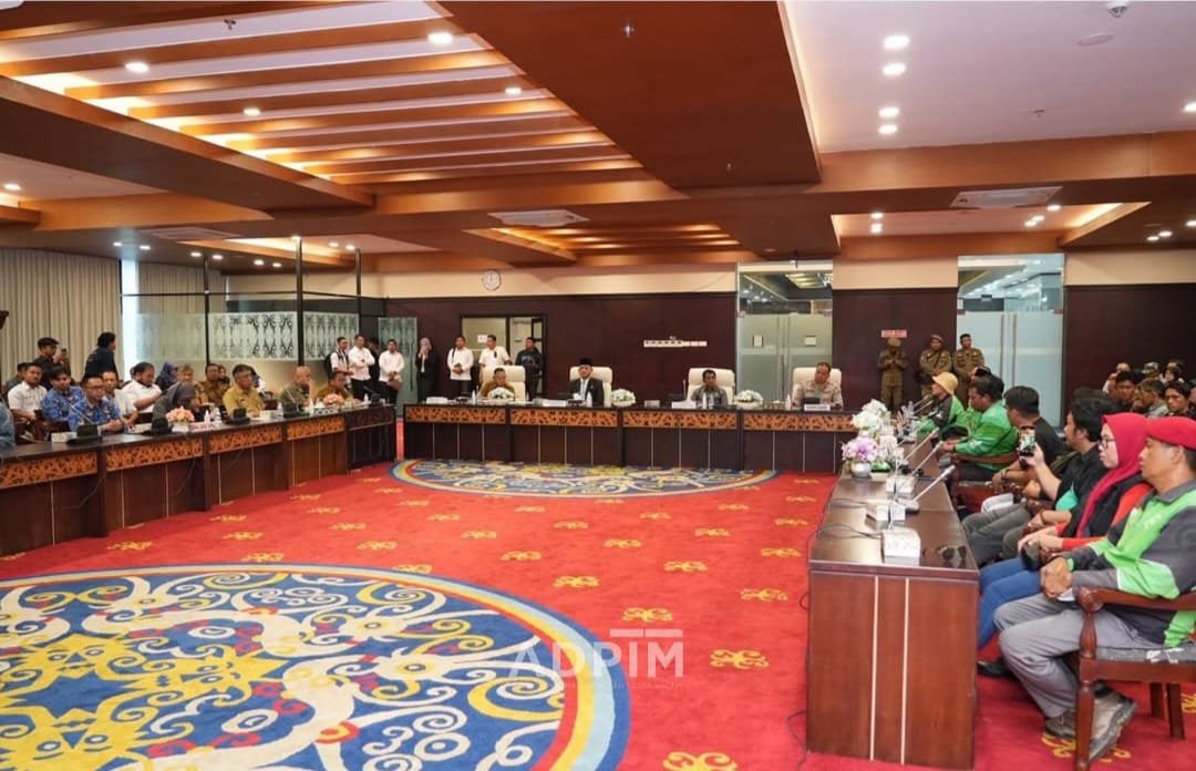 Ojol di Samarinda saat menyampaikan tuntutannya ke Pemprov Kaltim (Foto : Pemprov Kaltim /Smartrtnews)