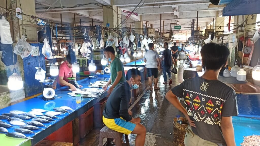 Pedagang ikan di Pasar Pandan Sari Balikpapan (Foto : Smartrt.news)
