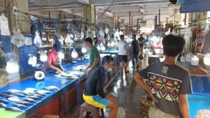 Pedagang ikan di Pasar Pandan Sari Balikpapan (Foto : Smartrt.news)