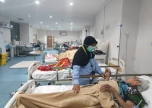 Jemaah haji Indonesia yang tengah menjalani perawatan karena terserang pneumonia selama menunaikan ibadah di Tanah Suci (Foto : Kemenkes)