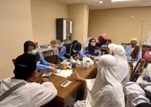 Jemaah Haji asal Indonesia mendapat pelayanan medis dari petugas (Sumber : Kemenkes)
