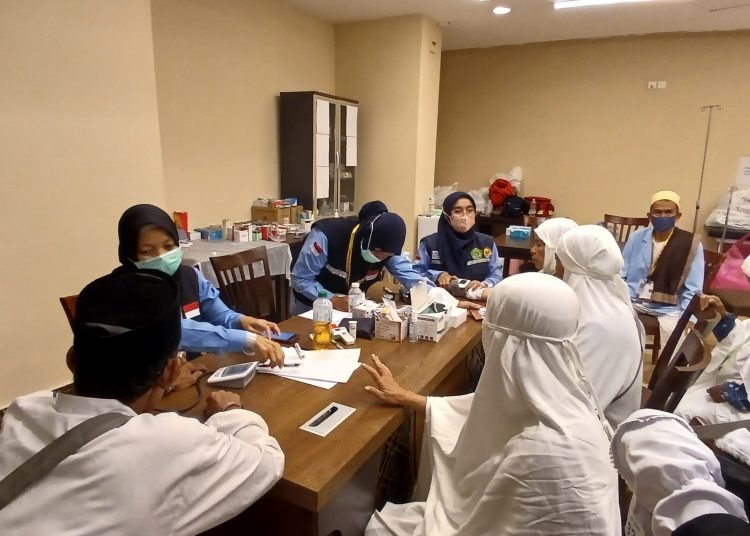 Jemaah Haji asal Indonesia mendapat pelayanan medis dari petugas (Sumber : Kemenkes)