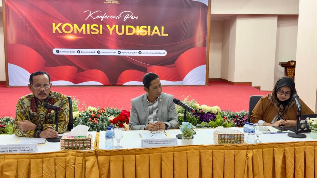 Anggota KY Joko Sasmito didampingi Juru Bicara Mukti Fajar Nur Dewata saat menyampaikan laporan penanganan masyarakat dugaan pelanggaran KEPPH Januari - April 2025 (Foto : Komisi Yudisial)