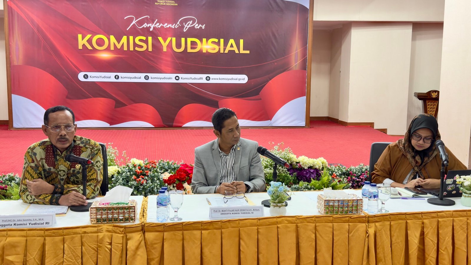 Anggota KY Joko Sasmito didampingi Juru Bicara Mukti Fajar Nur Dewata saat menyampaikan laporan penanganan masyarakat dugaan pelanggaran KEPPH Januari - April 2025 (Foto : Komisi Yudisial)