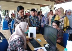 Wakil Menteri Kesehatan Dante Saksono Harbuwono saat meninjau pelaksanaan program cek kesehatan gratis di Universitas Indonesia (Foto : Kemenkes)