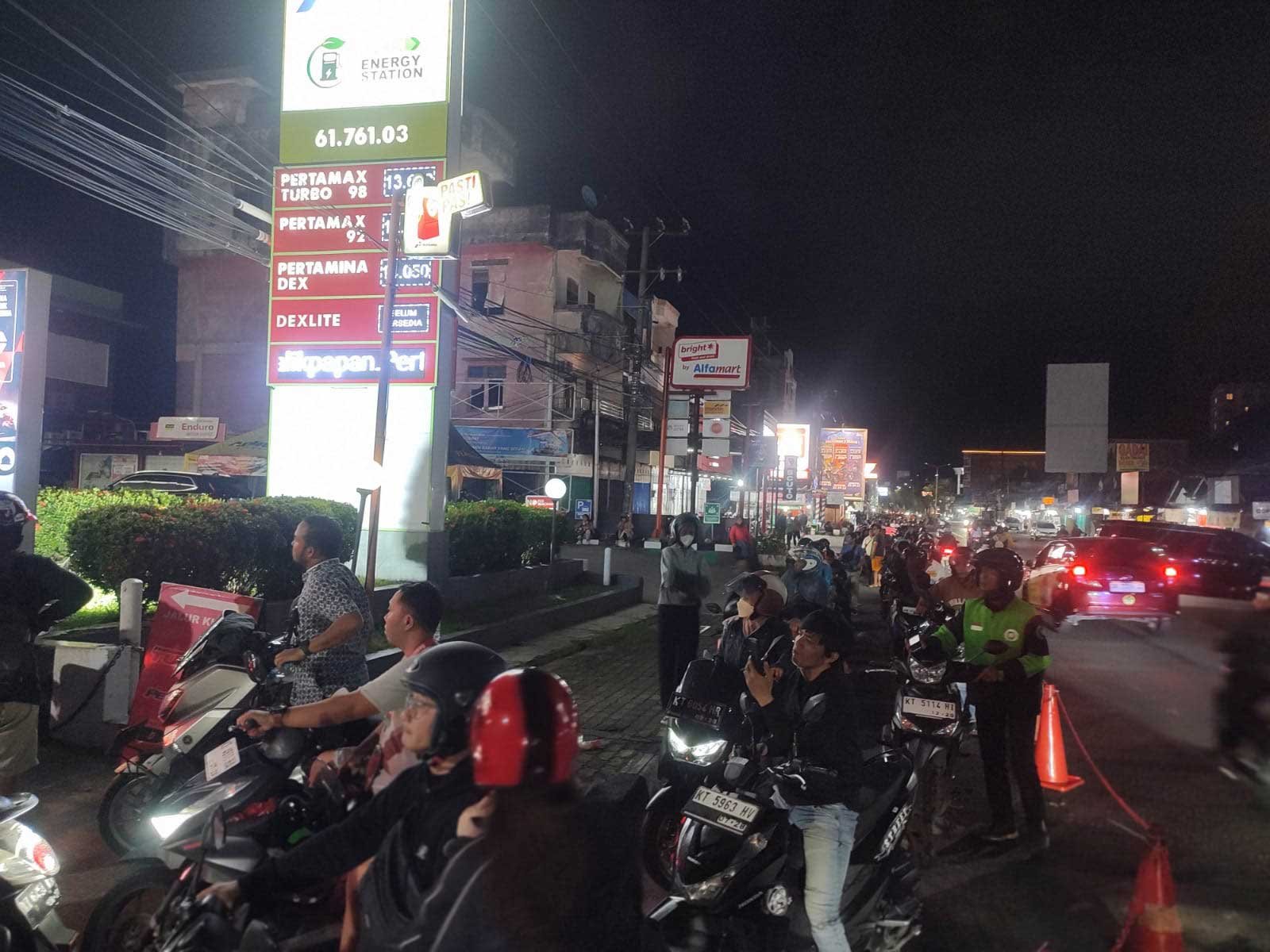 Anrean sepeda motor di SPBU MT Haryono, Senin (19/5/2025) malam. (Foto: smartrt.news/anang)