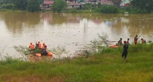 Pencarian saat ini (Selasa/17/05/2025) sore diperluas ke Waduk Wonorejo Kampung Timur. (Foto: Smartrt.rama)