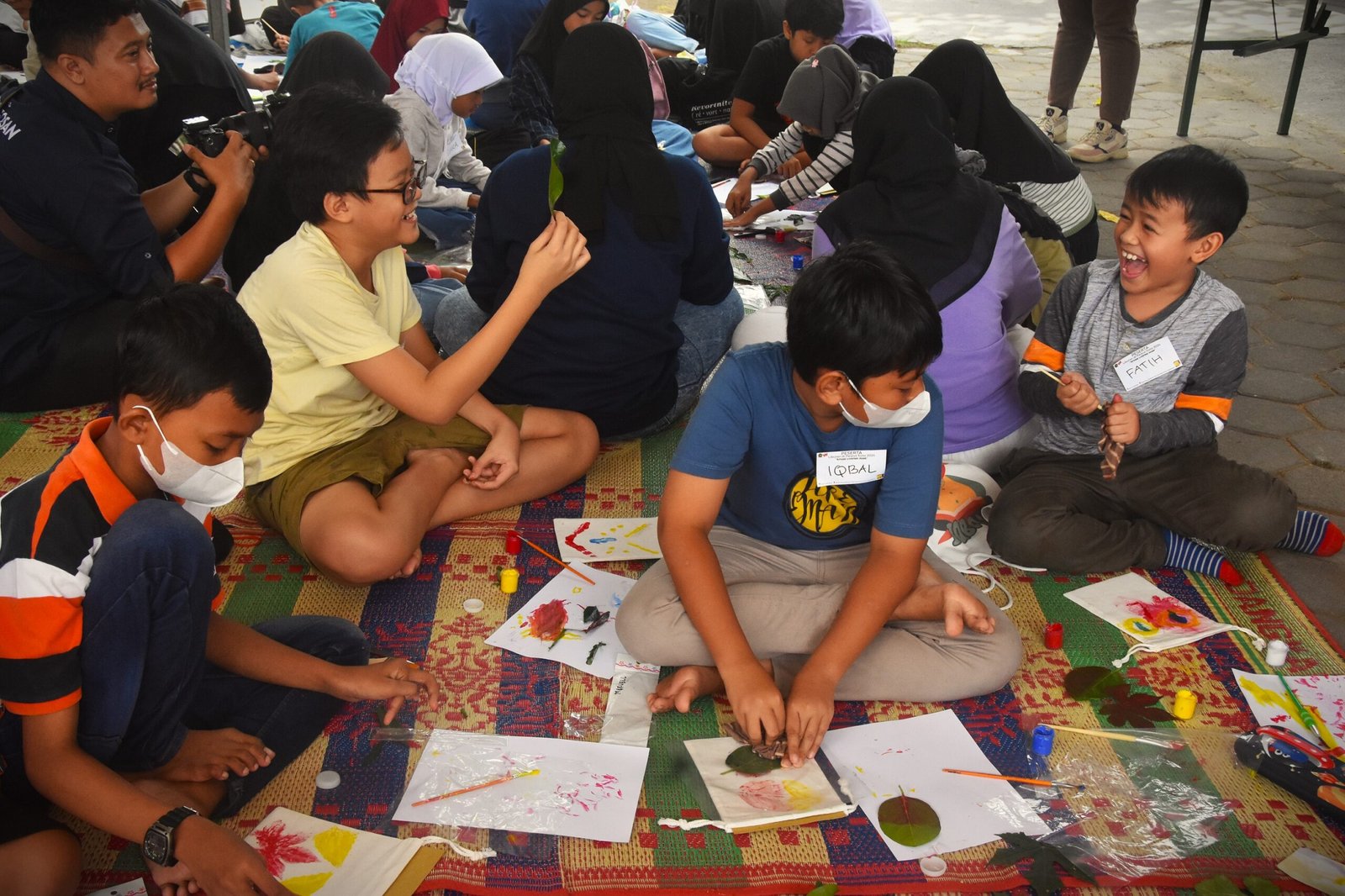 Anak-anak mengisi waktu luang dengan tetap beraktifiats yang positif (Foto : Pemda Jogya)