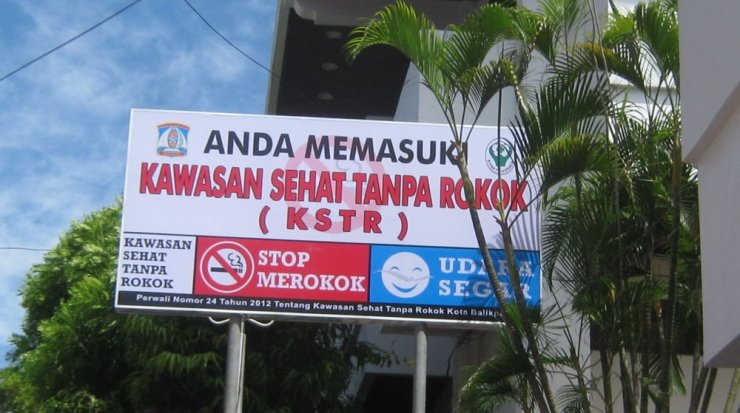 Pelang Kawasan Sehat Tanpa Rokok (KSTR) di salah satu perkantoran di Balikpapan (Foto : Kompasiana)