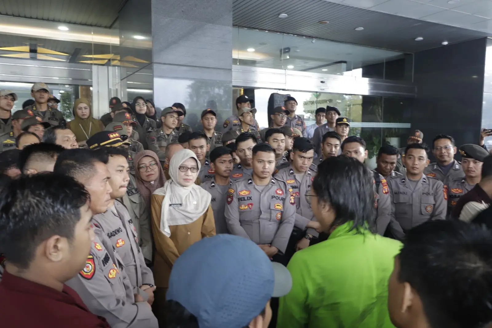 Sekretaris Daerah (Sekda) Kaltim Sri Wahyuni, saat menerima langsung aspirasi Aliansi Mahasiswa Gerakan Kalimantan Timur Melawan Diam, dalam aksi unjuk rasa yang digelar pada Senin (10/6/2025). (Foto : Pemprov Kaltim)