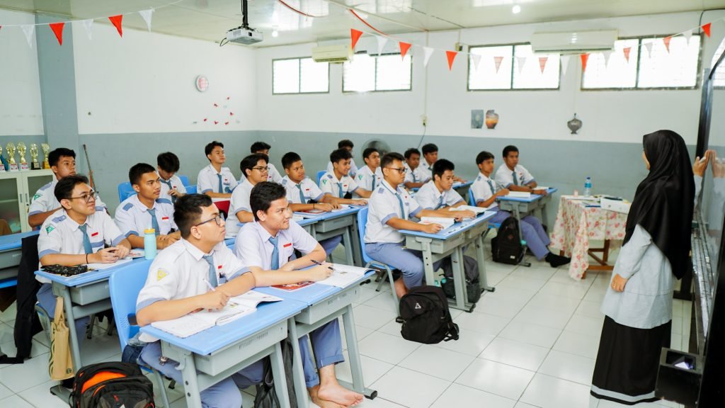 Siswa SMAIT AL AULIYA Balikpapan dalam kelas (Foto : SMAIT AL AULIYA Balikpapan)