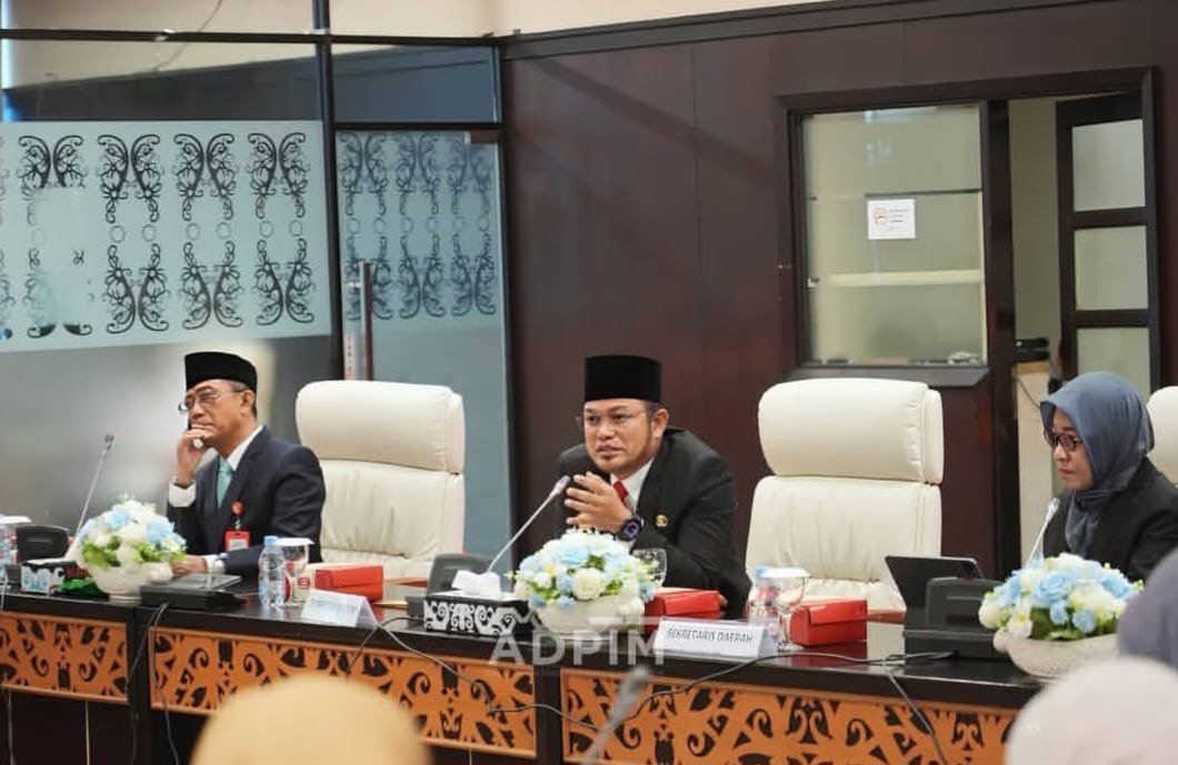 Gubernur Kaltim Rudy Mas'ud memimpin rapat di lingkungan Pemerintah Provinsi (Pemprov) (Foto : Pemprov Kaltim)