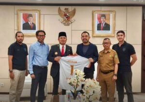 Direktur Utama Borneo FC Ponaryo Astaman saat menyerahkan jersey resmi Borneo FC kepada Gubernur Kaltim Rudy Mas’ud (Foto : Pemprov Kaltim)