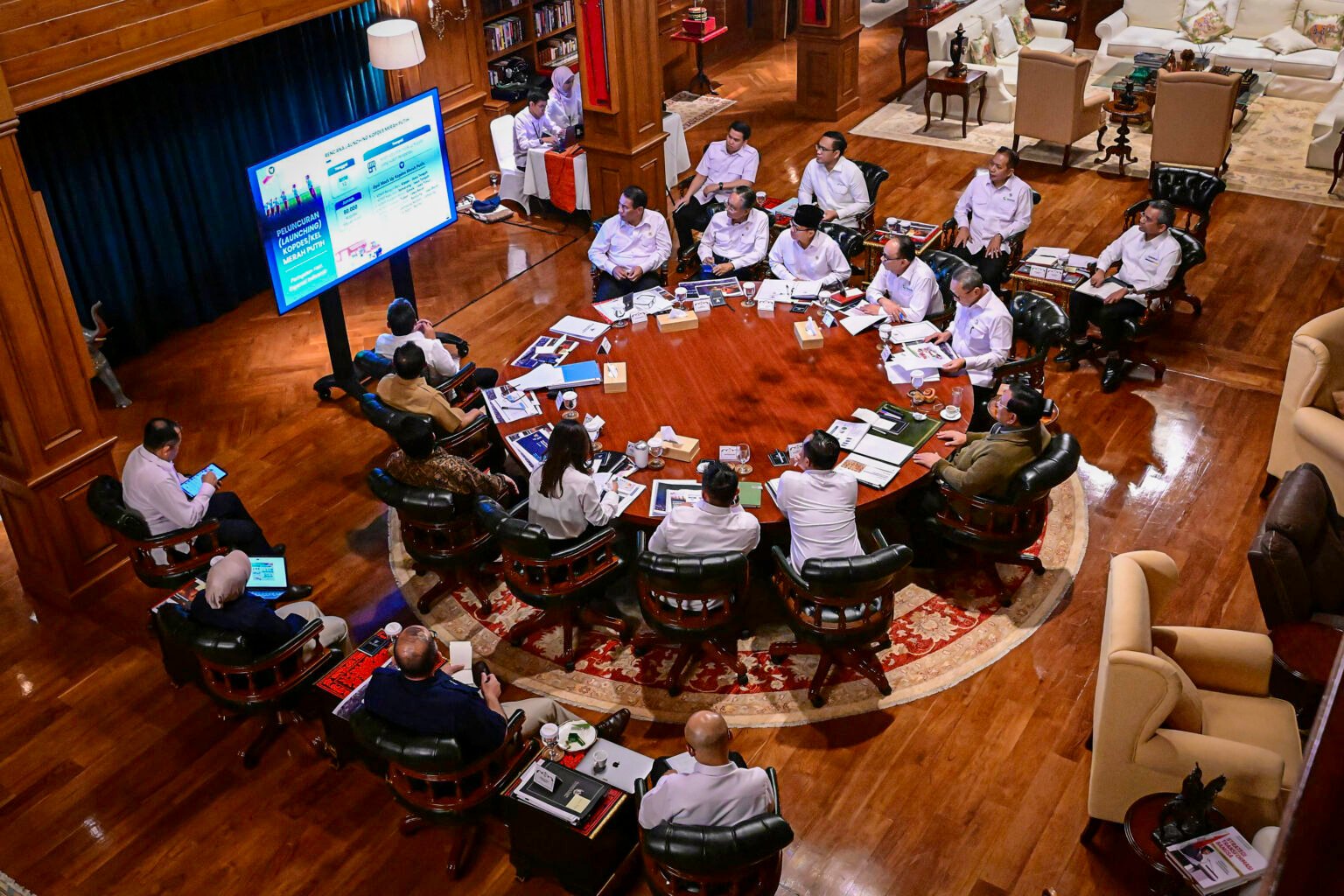 Presiden Prabowo Subianto menggelar pertemuan terbatas di kediaman pribadinya di Hambalang, Kabupaten Bogor, Jawa Barat, pada Senin, 23 Juni 2025. (Foto: BPMI Setpres)