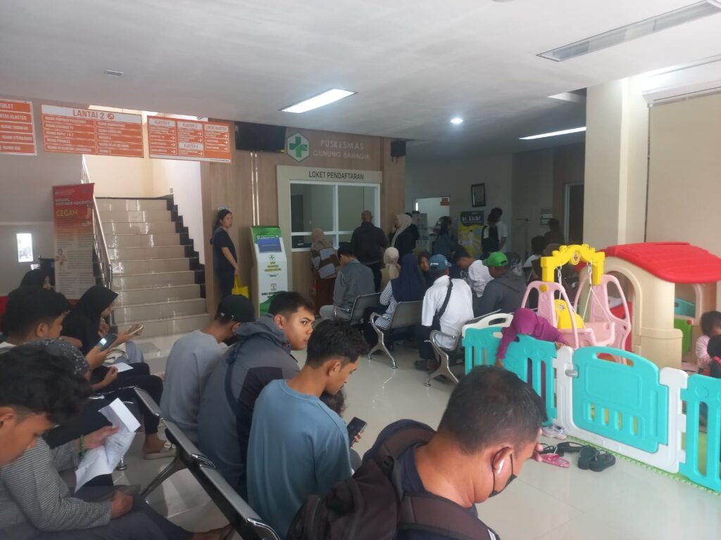 warga membludak di Puskesmas Gunung Bahagia (Foto : Smartrt.news)