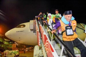 Kloter pertama jemaah asal Balikpapan yang berjumlah 360 orang mendarat di Bandara SAMS Sepinggan Balikpapan, Minggu malam (16/6), sekitar pukul 23.05 WITA (Foto : Humas Bandara Sepinggan Balikpapan)