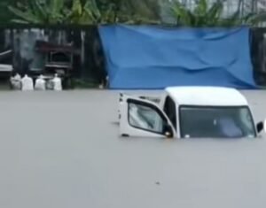 mobil terjebak banjir