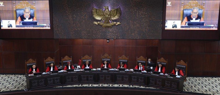 Majelis Hakim Konstitusi dalam Sidang Pengucapan Putusan Nomor 135/PUU-XXII/2024 yang digelar pada Kamis (26/6) di Ruang Sidang Pleno MK. (Foto: Humas/Ifa/MK)