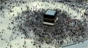 Suasana Masjdil Haram pada Minggu 8 Juni 2025 pukul 05.30 waktu setempat. Jamaah melakukan tawaf usai melontar jumrah di Mina.(foto: tangkapan layar Makkah Live)