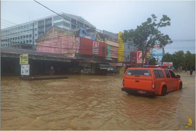 mobil sar di tengah banjir