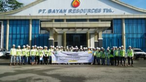 PT Bayan Resources yang beroperasi di Kaltim dan Kalsel. Memiliki 5 Kontrak Karya Batubara (PKP2B) dan 16 Izin Usaha Pertambangan (IUP) dengan total luas konsesi 126.293