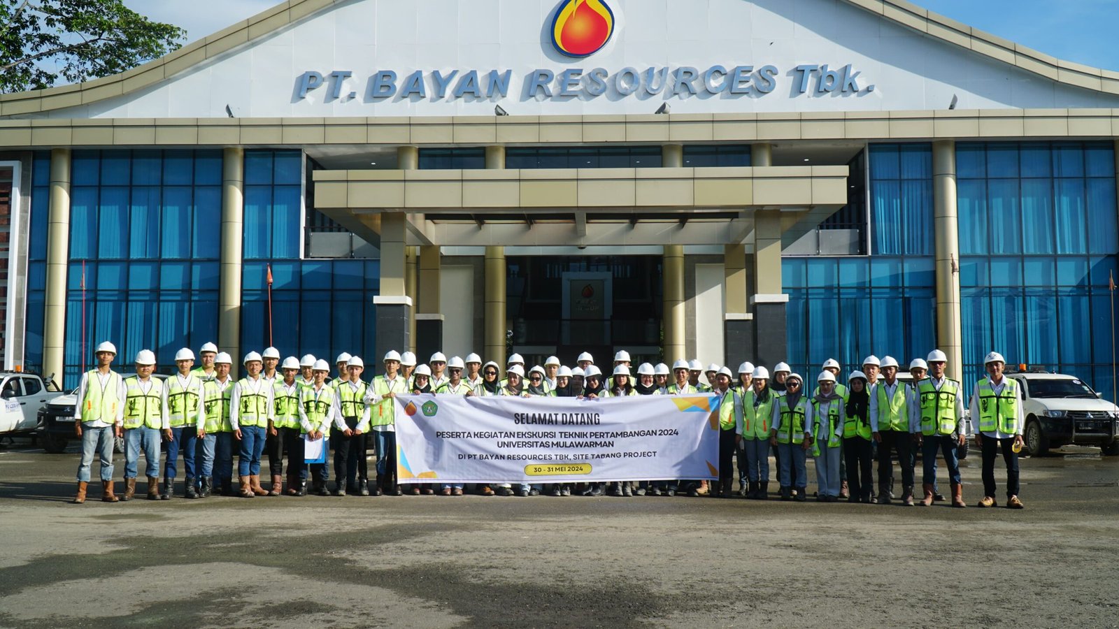 PT Bayan Resources yang beroperasi di Kaltim dan Kalsel. Memiliki 5 Kontrak Karya Batubara (PKP2B) dan 16 Izin Usaha Pertambangan (IUP) dengan total luas konsesi 126.293