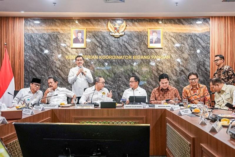 Menkes Budi Gunadi Sadikin bersama pihak terkait dalam rapat finalisasi persiapan peresmian Koperasi Desa Merah Putih di Gedung Kemenko Bidang Pangan. (Foto: Kemenkes)