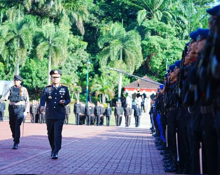 memperingati Upacara Hari Bhayangkara ke-79, Polda Kaltim di Lapangan Mapolda Kaltim, Selasa (1/7/2025). Upacara dipimpin langsung Kapolda Kaltim Irjen Pol Endar Priantoro (Foto : Polda Kaltim)