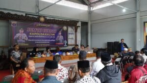 Polda Kaltim menggelar kegiatan Jumat Curhat, Jumat (18/7/2025), di Baatakan Balikpapan (foto : Polda Kaltim)