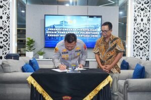 Kapolda Kaltim, Irjen Pol Endar Priantoro, menandatangani persetujuan desain pembangunan Markas Komando Polrestabes Khusus IKN, Jumat (18/7/2025). (foto : polda Kaltim)