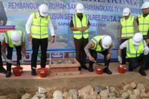 Gubernur Kaltim Rudy Mas’ud (Harum) bersama Kapolda Kaltim Irjen Pol Endar Priantoro melakukan peletakan batu pertama pembangunan Rumah Susun Sepaku untuk Polres Penajam Paser Utara (PPU) dan Rumah Sakit Bhayangkara Tingkat IV Samarinda (foto : Polda Kaltim)