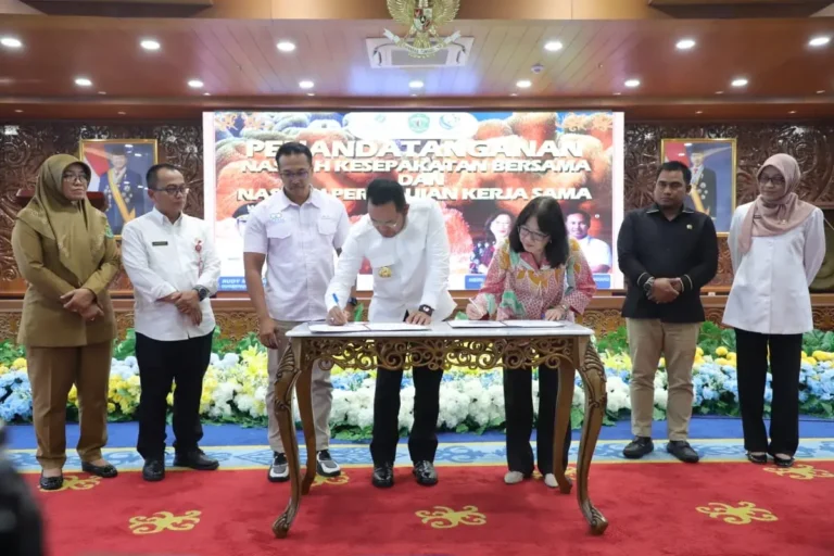 Gubernur Kaltim, Rudy Mas’ud dan Direktur Eksekutif YKAN, Herlina Hartanto menandatangani kerja sama untuk pembangunan hijau dan ketahanan iklim (foto : Pemprov Kaltim)
