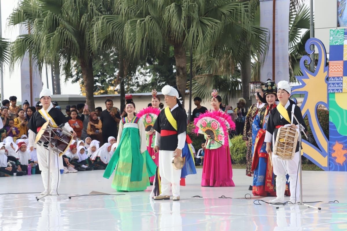 Peserta dari Korea Selatan ikut meramaikan East Borneo International Folklore Festival 2025 di Samarinda (foto : Pemprov Kaltim)