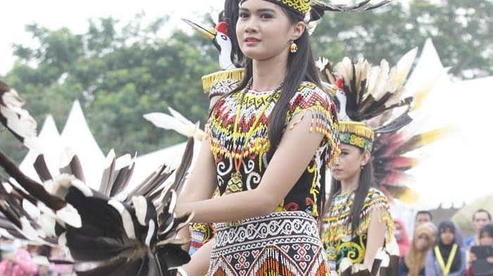 Tarian Dayak (foto : FB Hijrah Indonesia_