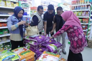 Tim Gabungan menggelar pengawasan terpadu di Kota Balikpapan pada Kamis (24/7/2025). / Polda Kaltim
