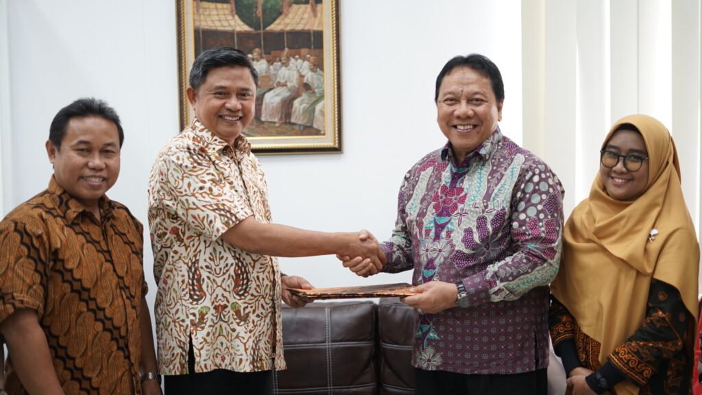 Rektor UM Prof. Ahsin dan Ketua STIEPAN Prof. Suhartono bertukar dokumen MoU. Tampak mendampingi, Wakil Rektor Bidang Sumber Daya Universitas Mulia Yusuf Wibisono, S.E., M.M. (kiri) dan Wakil Ketua III Bidang Kemahasiswaan dan Kerjasama STIEPAN Fitrahnanda Ayubadiah, S.S., M.A. (kanan). (foto : Universitas Mulia)