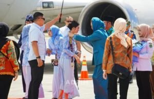 Istri Wakil Presiden, Selvi Ananda Gibran Rakabuming, mendarat di Samarinda, Selasa (8/7/2025) / Pemprov Kaltim