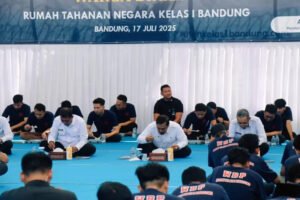 Menteri Imipas Agus Andrianto duduk lesehan dan makan siang bersama WBP Rutan Kebonwaru Bandung,.(Foto : Dok.Kementerian Imigrasi dan Pemasyarakatan)