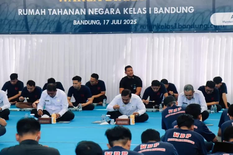 Menteri Imipas Agus Andrianto duduk lesehan dan makan siang bersama WBP Rutan Kebonwaru Bandung,.(Foto : Dok.Kementerian Imigrasi dan Pemasyarakatan)
