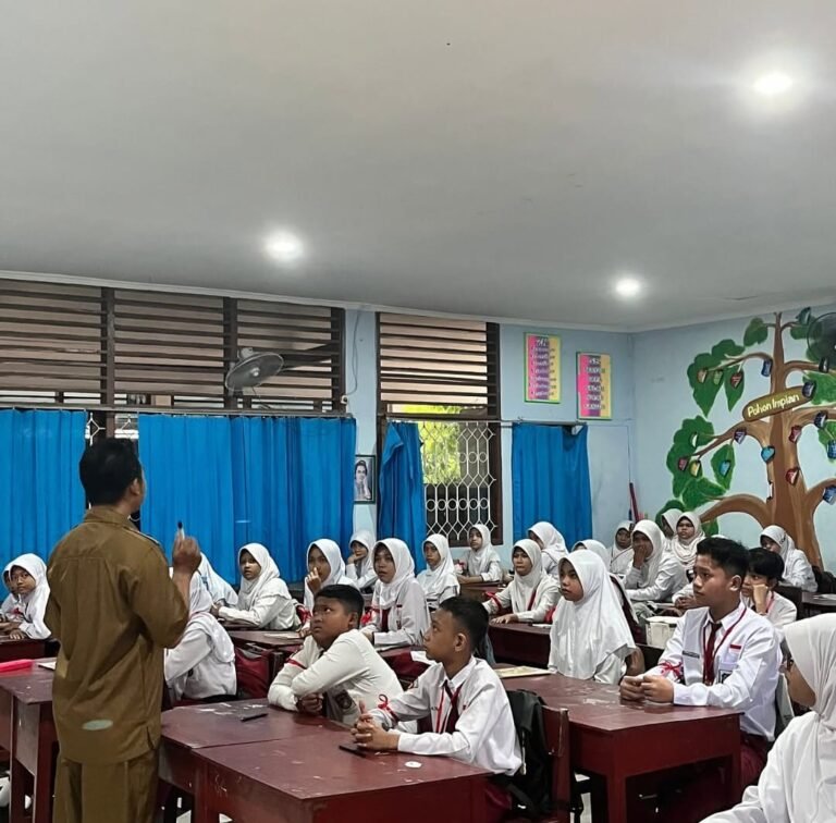 Ilustrasi / Guru sedang mengajar dalam kelas (foto : Jo/IST)