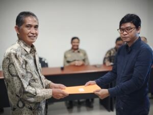 Direktur Eksekutif BPH Yayasan Airlangga, Dr. Agung Sakti Pribadi, S.H., M.H. menyerahkan Surat Keputusan Kaprodi Teknologi Pangan dan Hasil Pertanian. (Foto : Universitas Mulia)