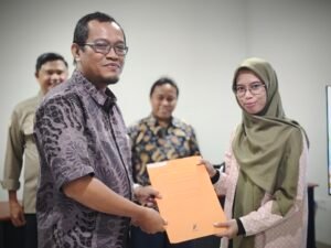 Wakil Rektor I Bidang Akademik, Wisnu Hera Pamungkas, , S.T.P., M.Eng. menyerahkan Surat Keputusan (SK) Kaprodi Desain Komunikasi Visual sebagai simbol dimulainya tanggung jawab akademik prodi baru (Foto : Universitas Mulia)