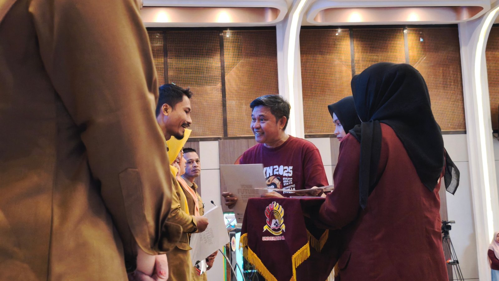 Rektor Universitas Mulia, Prof. Dr. Ir. H. Muhammad Ahsin Rifai, M.Si., saat pelepasan 420 mahasiswa KKN Angkatan ke-5 Tahun 2025 di Ballroom Cheng Hoo Universitas Mulia. (foto : Humas Universitas Mulia)