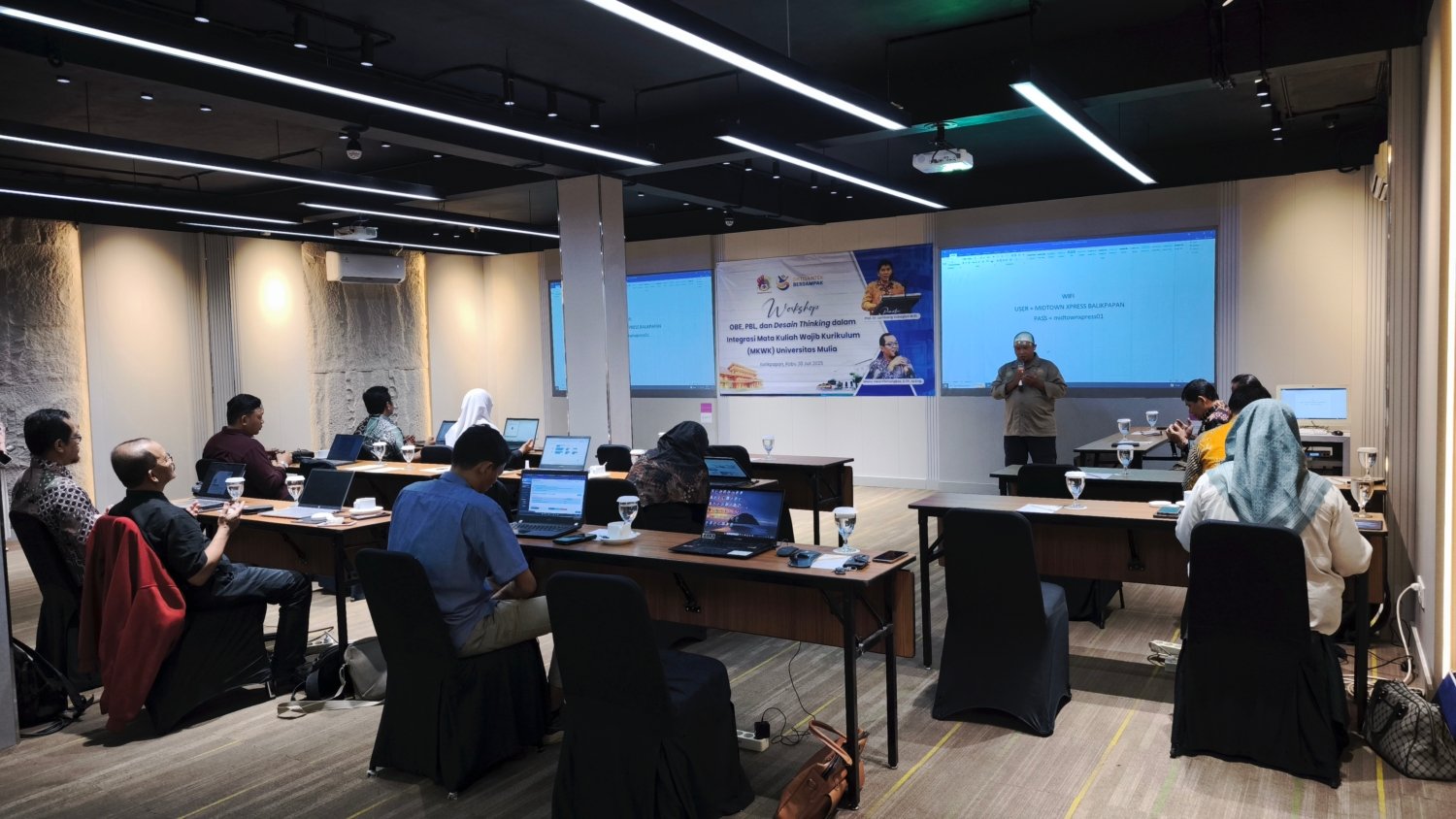 Para peserta workshop tampak fokus mengikuti rangkaian sesi diskusi dan praktik penyusunan instrumen pembelajaran berbasis OBE, PBL, dan Design Thinking. (foto : Humas Universitas Mulia)