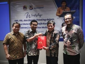 Ketua Panitia Workshop, Yeyen Dwi Atma, S.Kom., M.Kom., menyerahkan cinderamata kepada narasumber Prof. Dr. Lambang Subagiyo, disaksikan oleh Wakil Rektor Bidang Akademik dan Sistem Informasi, Wisnu Hera Pamungkas, S.T.P., M.Eng., serta Wakil Rektor Bidang Sumber Daya, Yusuf Wibisono, S.E., M.T.I. (Humas Universitas Mulia)