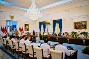 Presiden Prabowo Subianto memimpin rapat terbatas yang membahas perkembangan Kawasan Ekonomi Khusus (KEK) bersama sejumlah Menteri Kabinet Merah Putih di Istana Merdeka, Jakarta, pada Selasa, 22 Juli 2025. (Foto: BPMI Setpres)